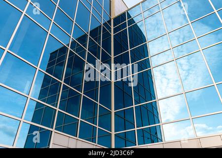 Edificio in vetro con finestre a specchio. Grattacielo. Disegno di linea, prospettiva, struttura in acciaio, astrazione urbana. Forma geometrica, esterno moderno, wal Foto Stock