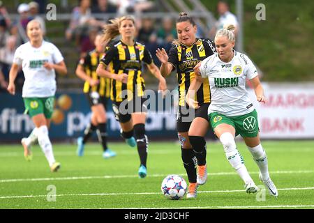 Stoccolma, Svezia. 17th giugno 2022. b'-XMP:Description=Stoccolma, Svezia, giugno 17th 2022:: Emma Jansson (10 Hammarby) e Johanna Ryting Kaneryd (33 Hacken) in una battaglia per la palla durante il gioco nella lega svedese OBOS Damallsvenskan il 17th 2022 giugno tra Hammarby IF e BK Hacken a Hammarby IP a Stoccolma, Svezia (Peter Sonander/SPP)' Credit: SPP Sport Press Photo. /Alamy Live News Foto Stock