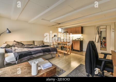 Camera spaziosa e luminosa con grande tv, lampade e finestra panoramica Foto Stock