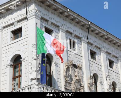 Padova, PD, Italia - 15 maggio 2022: Edificio storico chiamato PALAZZO MORONI con bandiera italiana Foto Stock