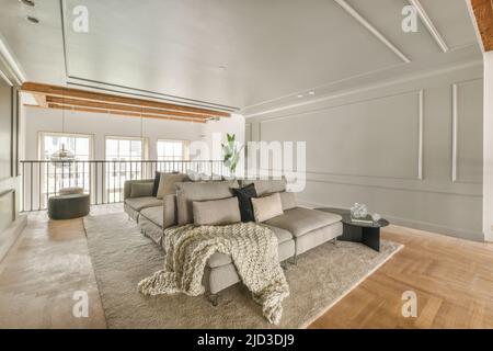 Ampia e luminosa mansarda per il lavoro e il relax, con una splendida vista dalla finestra Foto Stock