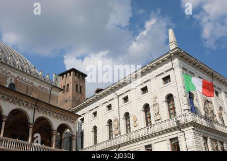 Padova, PD, Italia - 15 maggio 2022: Grande bandiera italiana sul municipio della città e gli antichi palazzi come PALAZZO DELLA RAGIONE e il medievale Foto Stock