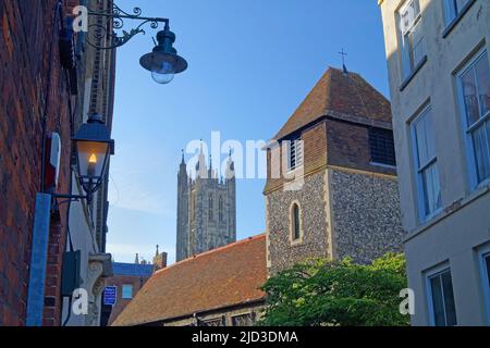 Regno Unito, Kent, Canterbury, St Alphege's Church e Canterbury Cathedral da St Alphege Lane Foto Stock