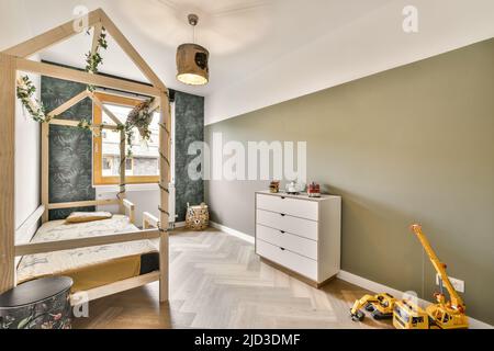 Ampia e luminosa mansarda per il lavoro e il relax, con una splendida vista dalla finestra Foto Stock