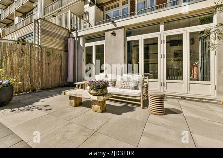 Cortile minimalistico, luminoso e paesaggistico, con zona pranzo per attività ricreative all'aperto Foto Stock