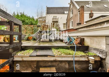 Cortile minimalistico, luminoso e paesaggistico, con zona pranzo per attività ricreative all'aperto Foto Stock