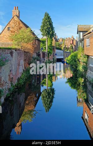 Regno Unito, Kent, Canterbury, Great Stour River e Riverside Cottages dal Ponte dei Frati. Foto Stock