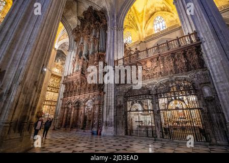 L'organo splendidamente artigianale nella Cattedrale di Siviglia, Siviglia, Spagna Foto Stock