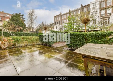 Cortile minimalistico, luminoso e paesaggistico, con zona pranzo per attività ricreative all'aperto Foto Stock