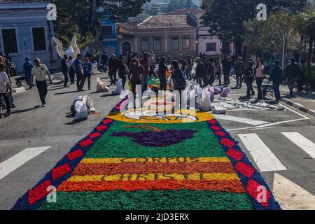 Brasile. 16th giugno 2022. Movimento dei turisti durante la tradizionale riunione del tappeto segatura con immagini legate alla chiesa cattolica che celebra la vacanza del Corpus Christi nella città di Santana de Paranaíba, questo Giovedi, 16th. (Foto: Vanessa Carvalho/Brazil Photo Press) Credit: Brazil Photo Press/Alamy Live News Credit: Brazil Photo Press/Alamy Live News Foto Stock