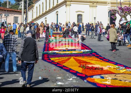 Brasile. 16th giugno 2022. Movimento dei turisti durante la tradizionale riunione del tappeto segatura con immagini legate alla chiesa cattolica che celebra la vacanza del Corpus Christi nella città di Santana de Paranaíba, questo Giovedi, 16th. (Foto: Vanessa Carvalho/Brazil Photo Press) Credit: Brazil Photo Press/Alamy Live News Credit: Brazil Photo Press/Alamy Live News Foto Stock