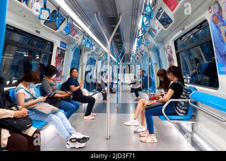 L'interno di una moderna metropolitana. Nuovo bel carro. La gente nella metropolitana va per affari. Kuala Lumpur, Malesia - 03.10.2020 Foto Stock