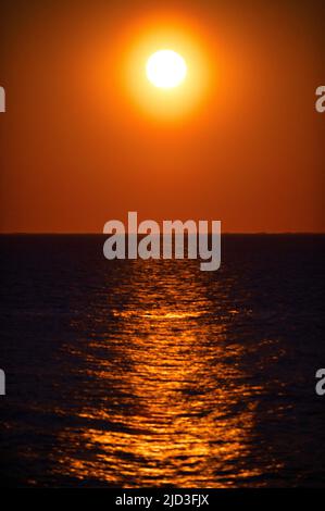 The Full (Strawberry) Moon sorge su Nantucket Sound al largo di Cape Cod, USA Foto Stock