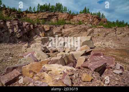 In un'antica cava abbandonata per l'estrazione della quarzite di lamponi. Karelia Foto Stock