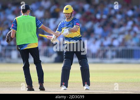 NOTTINGHAM, REGNO UNITO. GIUGNO 17th Sam Hain of Birmingham Bears scambia pipistrelli durante la partita di Blast Vitality T20 tra Nottinghamshire e Birmingham Bears a Trent Bridge, Nottingham venerdì 17th giugno 2022. (Credit: Jon Hobley | MI News) Credit: MI News & Sport /Alamy Live News Foto Stock