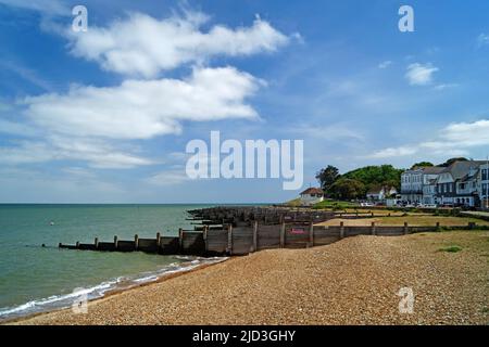 Regno Unito, Kent, Whitstable, Beach e Groynes Foto Stock