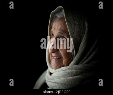 Donna anziana con fazzoletto, ritratto in studio. Foto di alta qualità Foto Stock