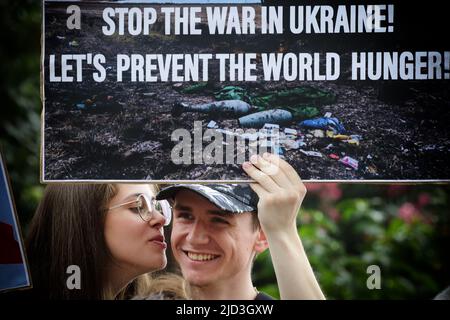 Roma, Italia. 17th giugno 2022. 17 giugno 2022 - Garrisone della comunità ukraniana di Roma di fronte all'edificio della FAO per chiedere l'arresto del Presidente russo Putin ed evitare la catastrofe alimentare. Roma, Italia. © Evandro Inetti via ZUMA Wire) (Credit Image: © Evandro Inetti/ZUMA Press Wire) Credit: ZUMA Press, Inc./Alamy Live News Foto Stock