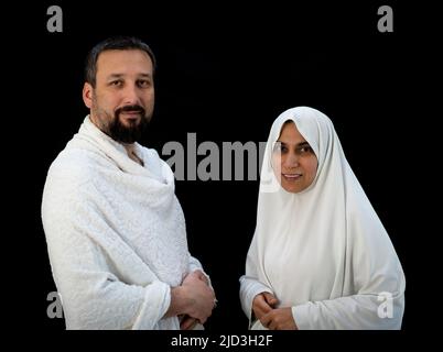 Uomo musulmano in piedi e pregare davanti a Kaaba in Mecca, KSA Foto Stock