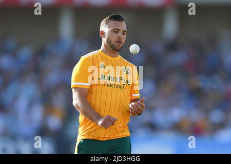 NOTTINGHAM, REGNO UNITO. GIUGNO 17th James Pattinson di Nottinghamshire Outlaws durante la partita di Blast Vitality T20 tra Nottinghamshire e Birmingham Bears a Trent Bridge, Nottingham venerdì 17th giugno 2022. (Credit: Jon Hobley | MI News) Credit: MI News & Sport /Alamy Live News Foto Stock