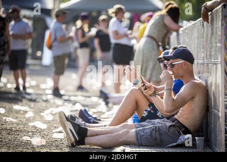 Landgraaf, Belgio. 17th giugno 2022. 2022-06-17 19:18:48 LANDGRAAF - Festival-goers durante il primo giorno del festival di musica Pinkpop. ANP MARCEL VAN HOORN netherlands out - belgium out Credit: ANP/Alamy Live News Foto Stock