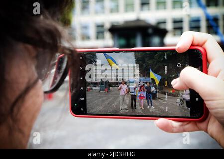 Roma, Italia. 17th giugno 2022. 17 giugno 2022 - Garrisone della comunità ukraniana di Roma di fronte all'edificio della FAO per chiedere l'arresto del Presidente russo Putin ed evitare la catastrofe alimentare. Roma, Italia. © Evandro Inetti via ZUMA Wire) (Credit Image: © Evandro Inetti/ZUMA Press Wire) Credit: ZUMA Press, Inc./Alamy Live News Foto Stock