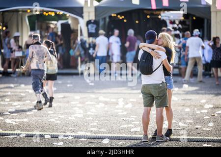 Landgraaf, Belgio. 17th giugno 2022. 2022-06-17 19:20:47 LANDGRAAF - Festival-goers durante il primo giorno del festival di musica Pinkpop. ANP MARCEL VAN HOORN netherlands out - belgium out Credit: ANP/Alamy Live News Foto Stock