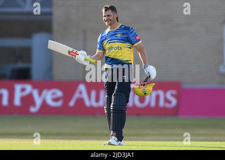 NOTTINGHAM, REGNO UNITO. GIUGNO 17th Sam Hain of Birmingham Bears festeggia dopo aver segnato il suo primo T20 secolo durante la partita di Blast Vitality T20 tra Nottinghamshire e Birmingham Bears a Trent Bridge, Nottingham Venerdì 17th Giugno 2022. (Credit: Jon Hobley | MI News) Credit: MI News & Sport /Alamy Live News Foto Stock