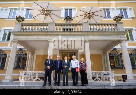 17 giugno 2022, Baviera, tutzing: Il cancelliere tedesco OLAF Scholz (M, SPD) si trova all'inizio dell'incontro estivo del club politico presso l'Accademia protestante con Ludwig Theodor Heuss (l), presidente della Fondazione Theodor Heuss, Stoccarda, Udo Hahn (2nd da sinistra), pastore, Direttore dell'Accademia Protestante Tutzing e Wolfgang Thierse (2nd da destra), ex presidente del Bundestag, Capo del Club politico dell'Accademia Protestante Tutzing e Sabine Leutheusser-Schnarrenberger (r), ex ministro federale, vice presidente della Fondazione Theodor Heuss, Feldafing insieme. Foto: Peter Kn Foto Stock