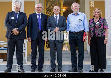 17 giugno 2022, Baviera, tutzing: Il cancelliere tedesco OLAF Scholz (M, SPD) si trova all'inizio dell'incontro estivo del club politico presso l'Accademia protestante con Ludwig Theodor Heuss (l), presidente della Fondazione Theodor Heuss, Stoccarda, Udo Hahn (2nd da sinistra), pastore, Direttore dell'Accademia Protestante Tutzing e Wolfgang Thierse (2nd da destra), ex presidente del Bundestag, Capo del Club politico dell'Accademia Protestante Tutzing e Sabine Leutheusser-Schnarrenberger (r), ex ministro federale, vice presidente della Fondazione Theodor Heuss, Feldafing. Foto: Peter Kneffel/dpa Foto Stock