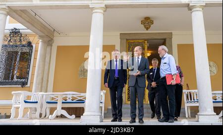 Tutting, Germania. 17th giugno 2022. Il cancelliere tedesco OLAF Scholz (M, SPD) è ricevuto da Udo Hahn (l), pastore, direttore dell'Evangelische Akademie Tutzing, E Wolfgang Thierse (r), ex presidente del Bundestag, capo del Club politico dell'Evangelische Akademie Tutzing, all'inizio dell'incontro estivo del Club politico all'Evangelische Akademie. Sullo sfondo è Ludwig Theodor Heuss, presidente della Fondazione Theodor Heuss di Stoccarda. Credit: Peter Kneffel/dpa/Alamy Live News Foto Stock