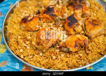 Chicken Kabsa - piatti a riso misto che provengono dallo Yemen. Cibo medio-orientale. Foto di alta qualità Foto Stock