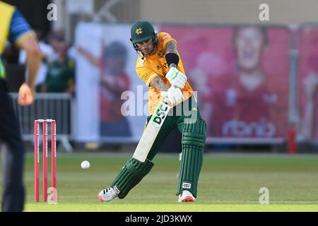 NOTTINGHAM, REGNO UNITO. GIUGNO 17th Alex Hales of Nottinghamshire Outlaws colpisce per quattro durante la partita di Blast Vitality T20 tra Nottinghamshire e Birmingham Bears a Trent Bridge, Nottingham venerdì 17th giugno 2022. (Credit: Jon Hobley | MI News) Credit: MI News & Sport /Alamy Live News Foto Stock