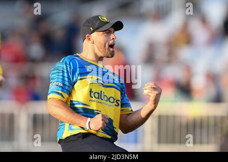 NOTTINGHAM, REGNO UNITO. GIU 17th Jake Lintott of Birmingham Bears celebra dopo aver catturati ben Duckett of Nottinghamshire Outlaws durante la partita di Blast Vitality T20 tra Nottinghamshire e Birmingham Bears a Trent Bridge, Nottingham venerdì 17th giugno 2022. (Credit: Jon Hobley | MI News) Credit: MI News & Sport /Alamy Live News Foto Stock