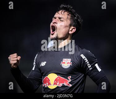 b'-XMP:Description=San Paolo, Brasile. 15th maggio 2022. Artur di Red Bull Bragantino celebra il suo traguardo durante Campeonato Brasileiro nella partita tra Red Bull Bragantino e Coritiba all'Estadio Nabi Abi Chedid di Braganca Paulista, SP, Brasile (Leo Sguacabia/Sports Press Photo)' Credit: SPP Sport Press Photo. /Alamy Live News Foto Stock