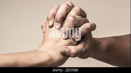 Due mani, braccio isolato, mano d'aiuto di un amico. Stretta di mano amichevole, amici saluto Foto Stock