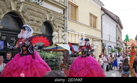 Varazdin - Croazia / 08 21 2021: Artisti di strada in costume su Spancirfest 2021. Foto Stock