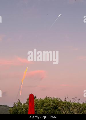 Percorso di scarico da un lanciarazzi una bella serata in Florida. Foto Stock