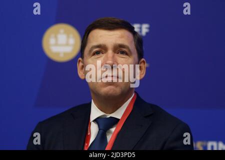 San Pietroburgo, Russia. 17th giugno 2022. Evgeny Kuyvashev, Governatore della Regione di Sverdlovsk alla sessione "porta senza frontiere: Nuovi scenari e formati" nell'ambito del Forum economico internazionale di San Pietroburgo del 2022 (SPIEF 2022). (Foto di Kashkkkovskij/Sipa USA) Credit: Sipa USA/Alamy Live News Foto Stock