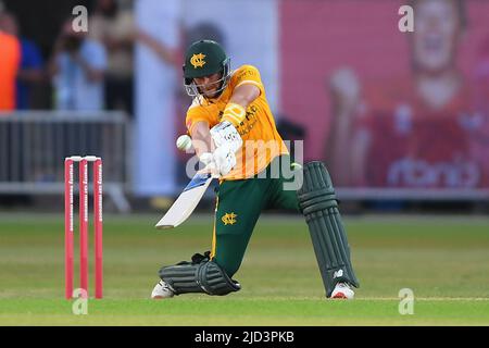 NOTTINGHAM, REGNO UNITO. GIUGNO 17th Joe Clarke of Nottinghamshire Outlaws colpisce una palla alta che porta a una cattura durante la partita Vitality T20 Blast tra Nottinghamshire e Birmingham Bears a Trent Bridge, Nottingham Venerdì 17th Giugno 2022. (Credit: Jon Hobley | MI News) Credit: MI News & Sport /Alamy Live News Foto Stock