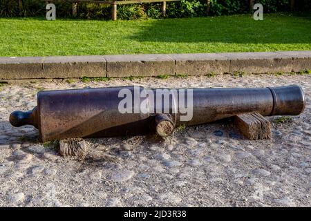 un vecchio barile di cannone storico lungo il percorso Foto Stock