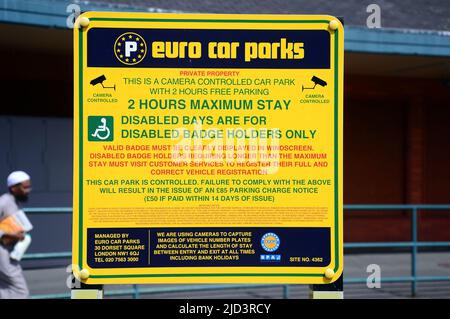 Un cartello Euro Car Parks con istruzioni dettagliate per i conducenti riguardo al parcheggio e l'informazione delle multe se non vengono seguite le regole a Manchester, Regno Unito Foto Stock