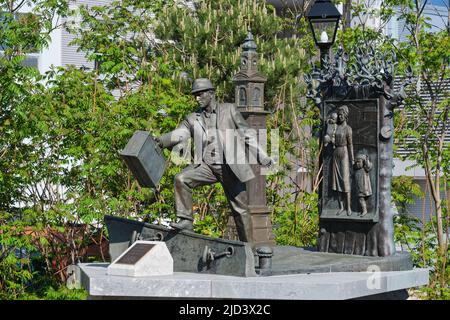 La Statua degli immigrati sul lungomare di Halifax creata da Armando Barbon Foto Stock