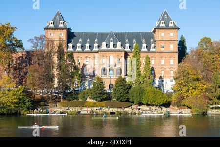 Torino, Italia - Circa Novembre 2021: Panorama all'aperto con il panoramico castello di Torino e la canoa sul fiume po Foto Stock