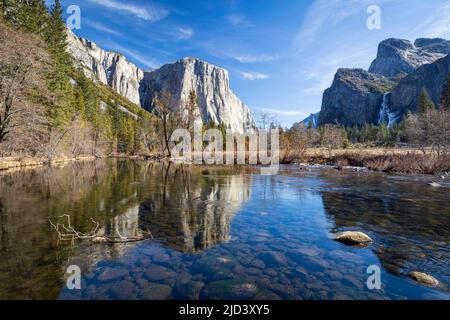 Foto di Valley View nel Parco Nazionale di Yosemite con una bella riflessione sul fiume Merced di El Capitan Foto Stock