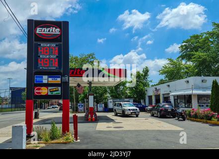 Newark, New Jersey, Stati Uniti, 17 giugno 2022. Pannello con prezzi del carburante, prezzi elevati dei prodotti petroliferi a causa della guerra in Ucraina. Foto Stock