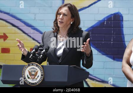 Pittsburgh, Stati Uniti. 17th giugno 2022. Il Vice Presidente degli Stati Uniti Kamala Harris parla durante una visita alla Community Empowerment Association per discutere gli investimenti della Biden Administration per rimuovere e sostituire i tubi di piombo a Pittsburgh, Pennsylvania il 17 giugno 2022. Foto di David Maxwell/UPI Credit: UPI/Alamy Live News Foto Stock