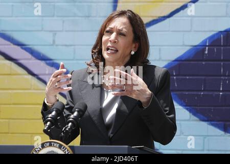 Pittsburgh, Stati Uniti. 17th giugno 2022. Il Vice Presidente degli Stati Uniti Kamala Harris parla durante una visita alla Community Empowerment Association per discutere gli investimenti della Biden Administration per rimuovere e sostituire i tubi di piombo a Pittsburgh, Pennsylvania il 17 giugno 2022. Foto di David Maxwell/UPI Credit: UPI/Alamy Live News Foto Stock