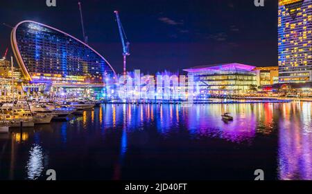 Il lungomare del porto di Darling nella città di Sydney al Vivid Sydney Light Show Festival con fontana d'acqua. Foto Stock