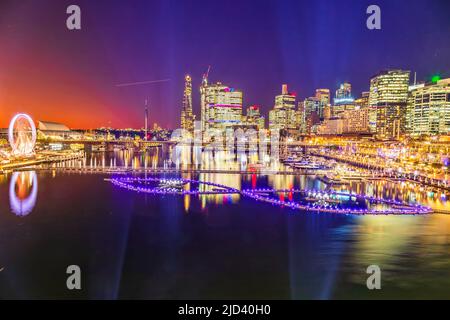 Fontana galleggiante sulle acque del Porto di Darling nella città di Sydney al Vivid Sydney Light Festival. Foto Stock